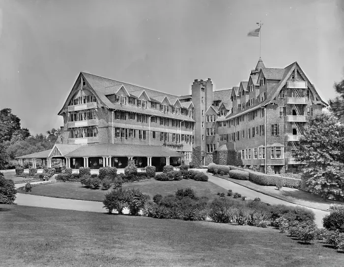 Framed Print : Beautiful Edgewood Inn, Greenwich, Conn. between 1905 and 1915. Creator: Unknown Framed Print : Beautiful Edgewood Inn, Greenwich, Conn. between 1905 and 1915. Creator: Unknown