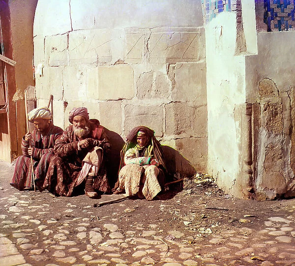 Beggars, Samarkand, between 1905 and 1915. Creator: Sergey Mikhaylovich Prokudin-Gorsky