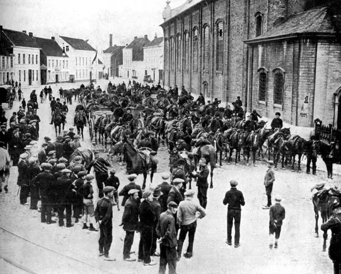 Framed Print : Belgian guns, made by Krupp, preparing for battle near Ghent, Belgium, First World War, 1914 Framed Print : Belgian guns, made by Krupp, preparing for battle near Ghent, Belgium, First World War, 1914