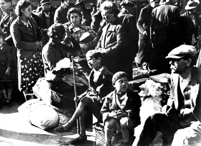 Framed Print : Belgian refugees with their bicycles and possessions outside the Gare du Nord, Paris, July 1940 Framed Print : Belgian refugees with their bicycles and possessions outside the Gare du Nord, Paris, July 1940