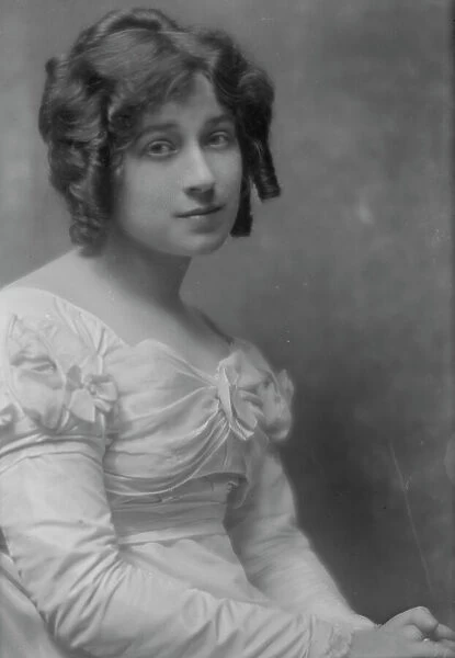 Belwin, Alma, Miss, portrait photograph, 1913. Creator: Arnold Genthe