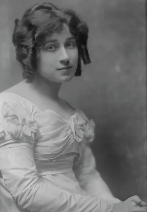 Framed Print : Belwin, Alma, Miss, portrait photograph, 1913. Creator: Arnold Genthe Framed Print : Belwin, Alma, Miss, portrait photograph, 1913. Creator: Arnold Genthe