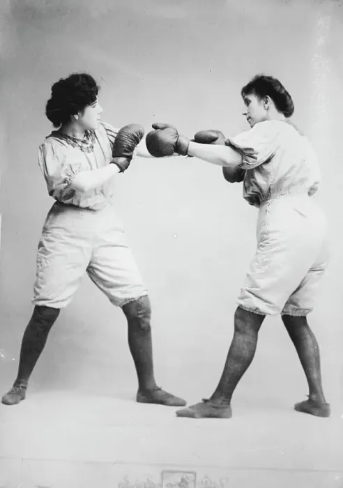 Framed Print : Bennett sisters [boxing], between c1910 and c1915. Creator: Bain News Service