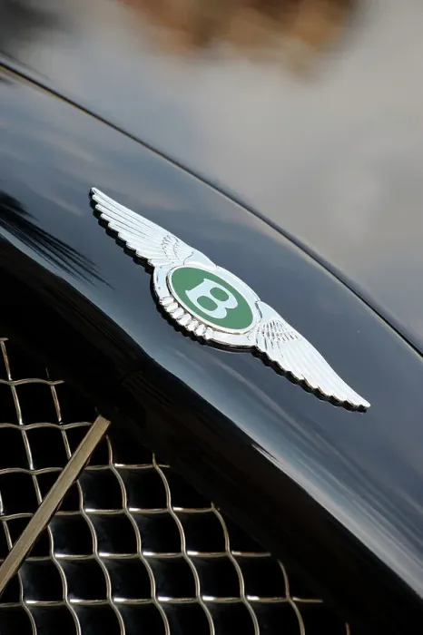 Framed Print : Bentley Continental 2001. Artist: Simon Clay Framed Print : Bentley Continental 2001. Artist: Simon Clay