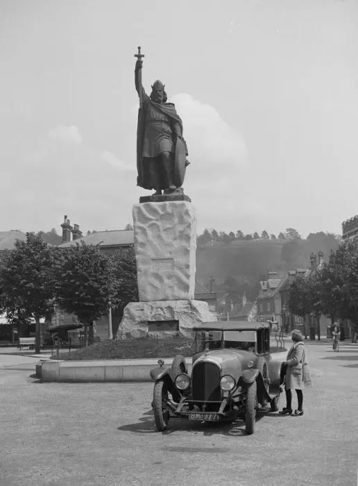 Framed Print : Bentley EXP3 in front of the statue of King Alfred, High Street, Winchester, Hampshire, c1920s Framed Print : Bentley EXP3 in front of the statue of King Alfred, High Street, Winchester, Hampshire, c1920s