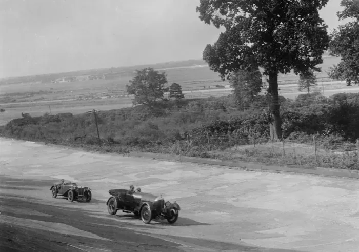 Framed Print : Bentley of FE Elgood and MG Magna of MB Watson racing at a MCC meeting, Brooklands, Surrey, 1933 Framed Print : Bentley of FE Elgood and MG Magna of MB Watson racing at a MCC meeting, Brooklands, Surrey, 1933