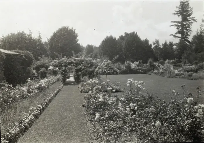 Framed Print : Benvenuto, Robert Pim Butchart house, 800 Benvenuto Avenue, Central Saanich... Canada, 1923. Creator: Frances Benjamin Johnston. Benvenuto, Robert Pim Butchart house, 800 Benvenuto Avenue, Central Saanich... Canada, 1923