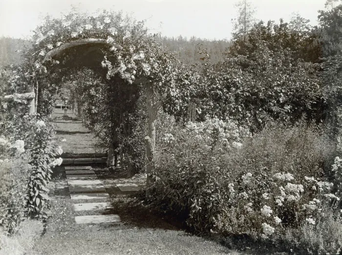 Framed Print : Benvenuto, Robert Pim Butchart house, 800 Benvenuto Avenue, Central Saanich, Canada, 1923. Creator: Frances Benjamin Johnston. Benvenuto, Robert Pim Butchart house, 800 Benvenuto Avenue, Central Saanich, Canada, 1923 Framed Print : Benvenuto, Robert Pim Butchart house, 800 Benvenuto Avenue, Central Saanich, Canada, 1923. Creator: Frances Benjamin Johnston. Benvenuto, Robert Pim Butchart house, 800 Benvenuto Avenue, Central Saanich, Canada, 1923