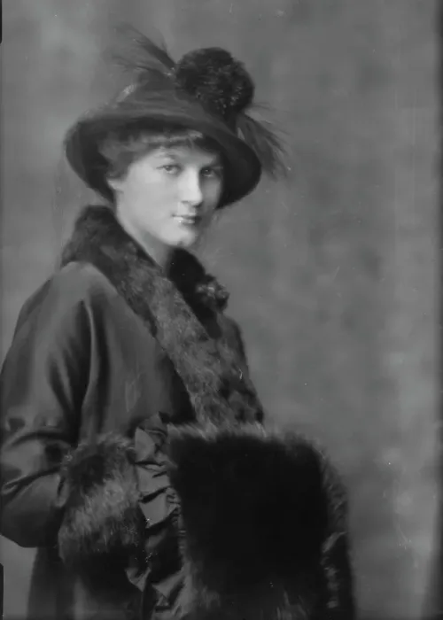 Framed Print : Bergin, Lynda Bryant, Miss, portrait photograph, 1915 Jan. 26. Creator: Arnold Genthe Framed Print : Bergin, Lynda Bryant, Miss, portrait photograph, 1915 Jan. 26. Creator: Arnold Genthe