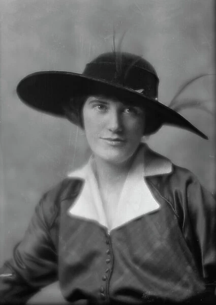 Bergin, Lynda Bryant, Miss, portrait photograph, 1915 Jan. 26. Creator: Arnold Genthe