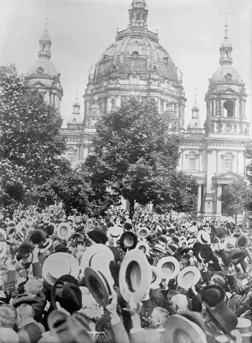 Framed Print : Berlin, cheering declaration of war, Aug 1914. Creator: Bain News Service