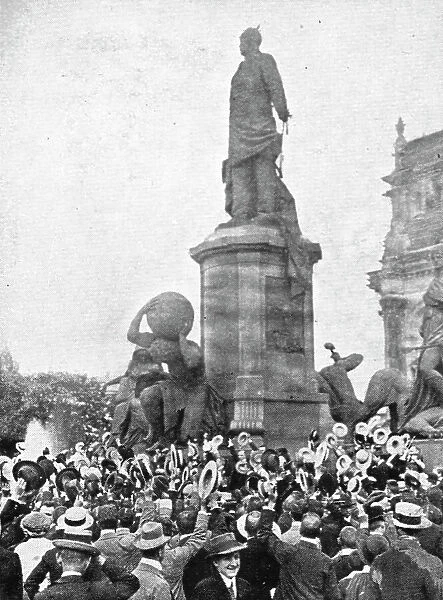 A Berlin, la statue de Bismarck est un centre de ralliement pour la foule, 1914. Creator: Unknown