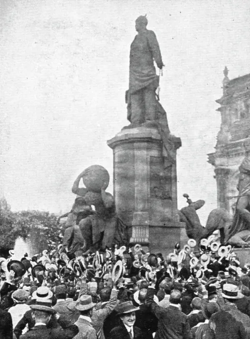 Framed Print : A Berlin, la statue de Bismarck est un centre de ralliement pour la foule, 1914. Creator: Unknown Framed Print : A Berlin, la statue de Bismarck est un centre de ralliement pour la foule, 1914. Creator: Unknown