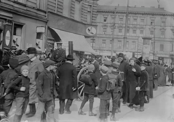 Framed Print : Berlin, travelling soup kitchen, 1916. Creator: Bain News Service Framed Print : Berlin, travelling soup kitchen, 1916. Creator: Bain News Service