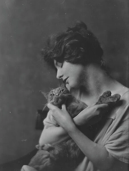 Bermicchi, Miss, with Buzzer the cat, portrait photograph, 1916. Creator: Arnold Genthe