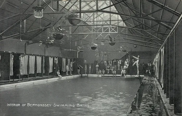 Framed Print : Bermondsey swimming baths: interior, c1906. Creator: Unknown Framed Print : Bermondsey swimming baths: interior, c1906. Creator: Unknown