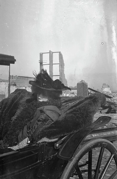Bernhardt, Sarah, in carriage in San Francisco after the earthquake and fire of 1906, 1906 Apr. Creator: Arnold Genthe