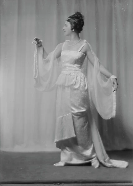 Betty, Miss, portrait photograph, 1917 Sept. 27. Creator: Arnold Genthe
