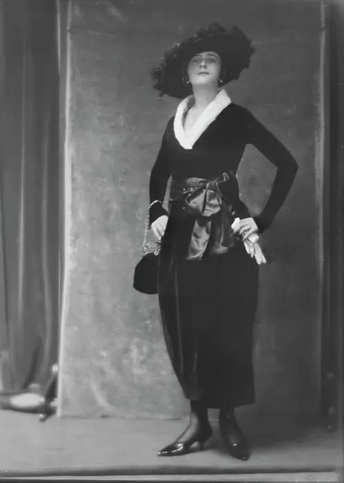 Framed Print : Betty, Miss, portrait photograph, 1917 Sept. 27. Creator: Arnold Genthe Framed Print : Betty, Miss, portrait photograph, 1917 Sept. 27. Creator: Arnold Genthe