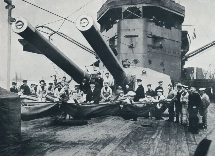 Framed Print : The big guns of HMS New Zealand, c1914 Framed Print : The big guns of HMS New Zealand, c1914