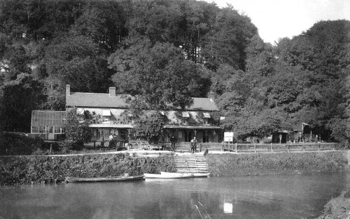 Framed Print : The Black Rabbit Hotel, Arundel, West Sussex, c1900s-c1920s Framed Print : The Black Rabbit Hotel, Arundel, West Sussex, c1900s-c1920s