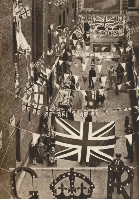 Framed Print : Blackfriars, London, decoarted for King George VIs coronation, 1937 Framed Print : Blackfriars, London, decoarted for King George VIs coronation, 1937