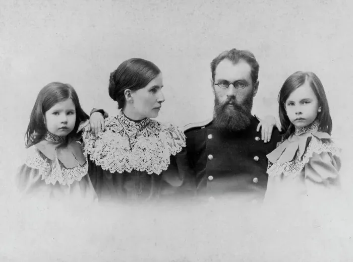 Framed Print : Blagovidov Dmitry and Anna Timofeevna with their daughters Maria and Vera, 1900. Creator: Unknown Framed Print : Blagovidov Dmitry and Anna Timofeevna with their daughters Maria and Vera, 1900. Creator: Unknown
