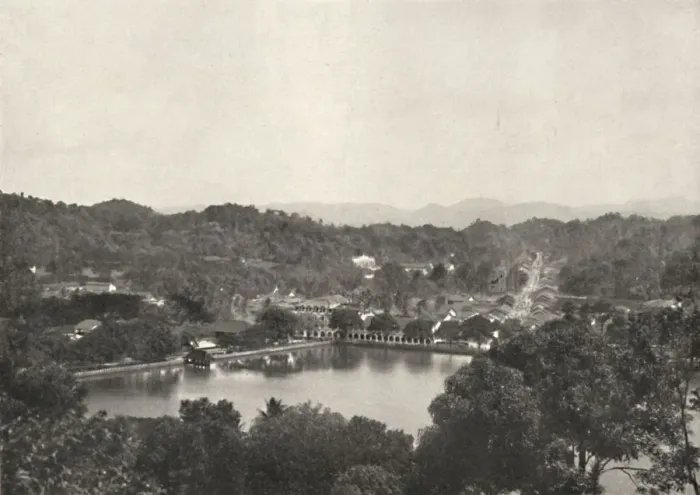 Framed Print : Blick auf den See von Kandy von Greory-Road nach NNW, 1926 Framed Print : Blick auf den See von Kandy von Greory-Road nach NNW, 1926