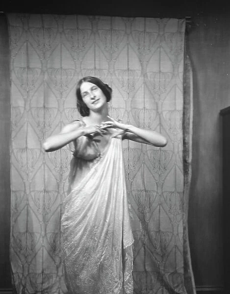Block, Stella, Miss, 1920 Sept. 3. Creator: Arnold Genthe
