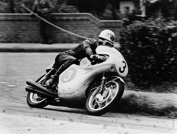 Framed Print : Bob McIntyre on a Honda, racing in the Isle of Man Junior TT, 1961 Framed Print : Bob McIntyre on a Honda, racing in the Isle of Man Junior TT, 1961