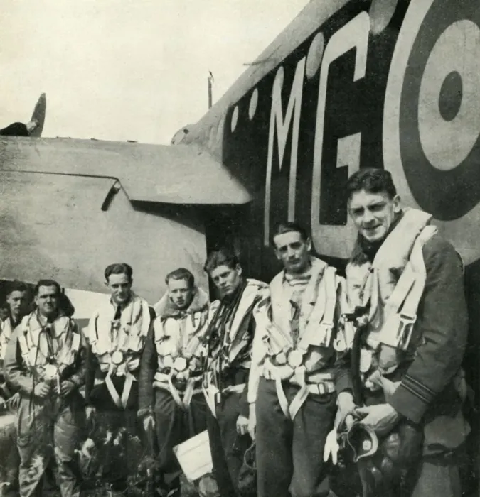 Framed Print : Bomber Crews, c1943. Creator: Cecil Beaton Framed Print : Bomber Crews, c1943. Creator: Cecil Beaton
