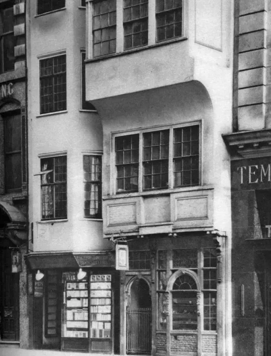 Framed Print : A bookshop and tobacconists in the Strand, London, 1926-1927 Framed Print : A bookshop and tobacconists in the Strand, London, 1926-1927
