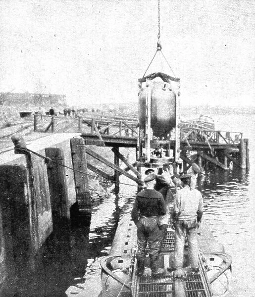 A bord des sous-marins allemands; Embarquement de mines et torpilles avant le depart... 1918. Creator: Unknown