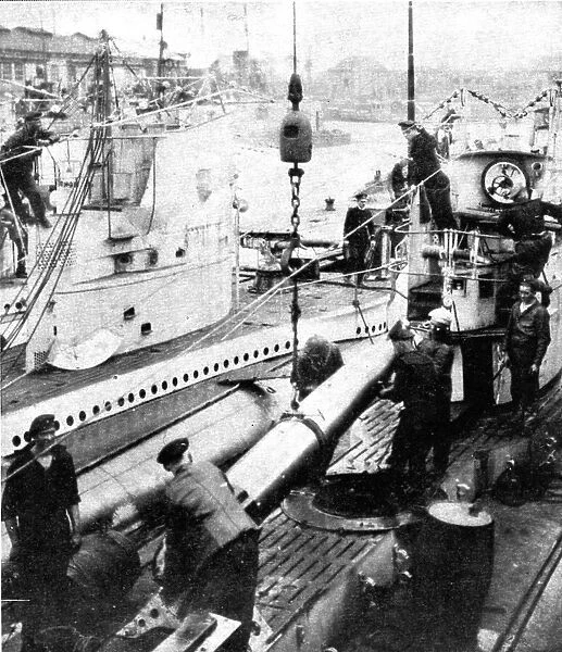 A bord des sous-marins allemands; Embarquement de mines et torpilles avant le depart pour... 1918. Creator: Unknown