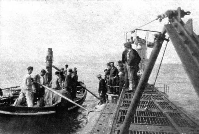 Framed Print : A bord des sous-marins allemands; Une embarcation venant d'une cote neutre communique... 1918. Creator: Unknown Framed Print : A bord des sous-marins allemands; Une embarcation venant d'une cote neutre communique... 1918. Creator: Unknown