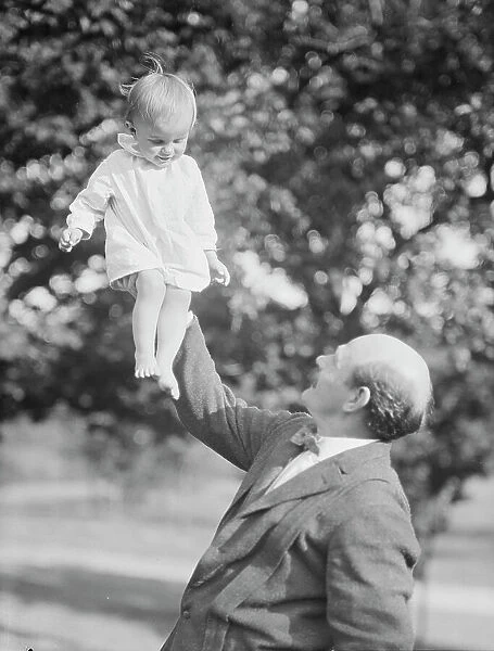 Borglum, Gutzon, Mr. and child, outdoors, 1917 Aug. 18. Creator: Arnold Genthe
