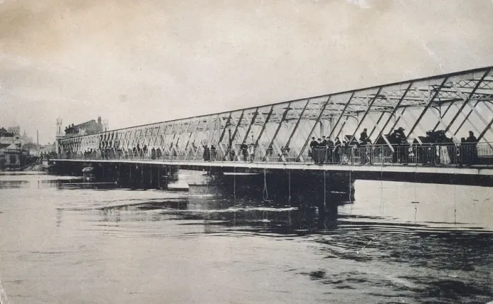 Framed Print : The Borodinsky bridge during the flood of April 1908, Moscow, Russia Framed Print : The Borodinsky bridge during the flood of April 1908, Moscow, Russia