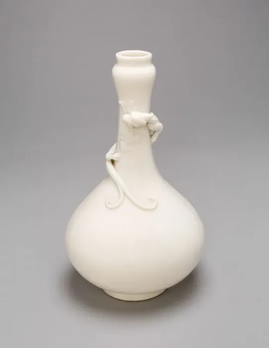 Framed Print : Bottle-Shaped Vase with a Lizard, Ming dynasty (1368-1644) or Qing dynasty, c Framed Print : Bottle-Shaped Vase with a Lizard, Ming dynasty (1368-1644) or Qing dynasty, c