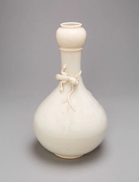 Bottle-Shaped Vase with Lizard, Ming dynasty (1368-1644) or Qing dynasty, c