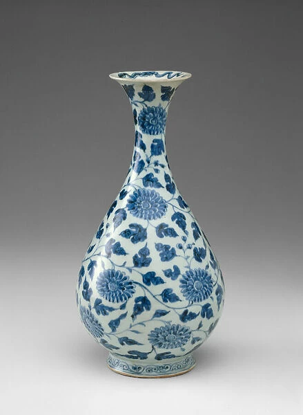 Bottle Vase with Peony Scrolls, Ming dynasty (1368-1644), late 14th century
