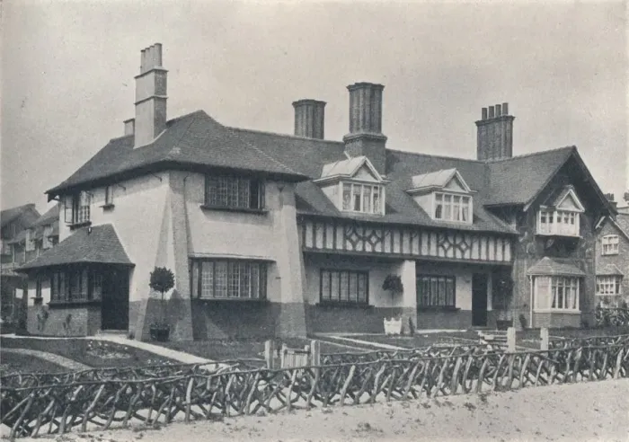 Framed Print : Bournville: cottages in Holly Grove by WA Harvey, c1900 (1901-1902) Framed Print : Bournville: cottages in Holly Grove by WA Harvey, c1900 (1901-1902)