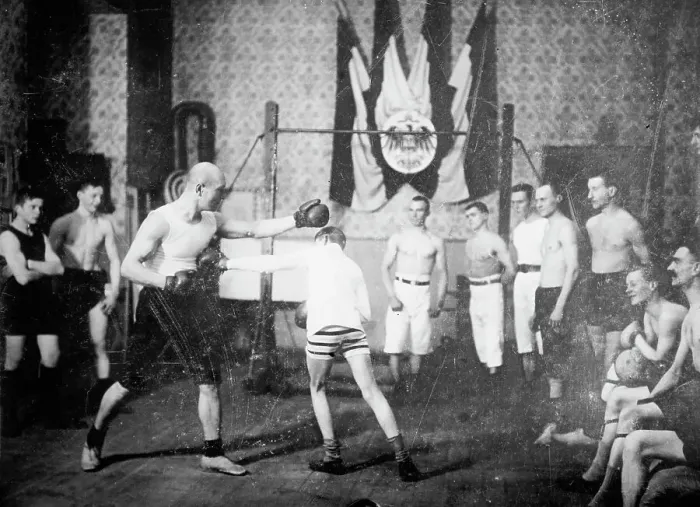 Framed Print : Boxing class in Joe Edward's School, Berlin, between c1910 and c1915. Creator: Bain News Service Framed Print : Boxing class in Joe Edward's School, Berlin, between c1910 and c1915. Creator: Bain News Service