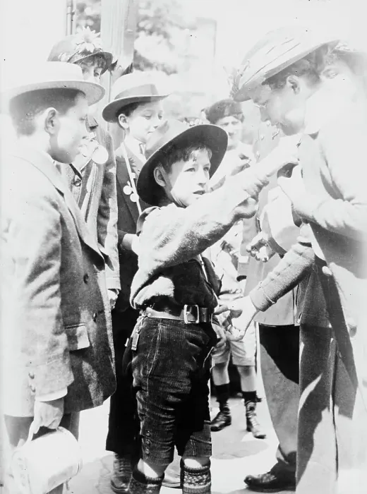 Framed Print : Boy Scout, Paris, Selling Journee Francaise Medals, between 1914 and c1915. Creator: Bain News Service. Boy Scout, Paris, Selling Journee Francaise Medals, between 1914 and c1915. Creator: Bain News Service Framed Print : Boy Scout, Paris, Selling Journee Francaise Medals, between 1914 and c1915. Creator: Bain News Service. Boy Scout, Paris, Selling Journee Francaise Medals, between 1914 and c1915. Creator: Bain News Service
