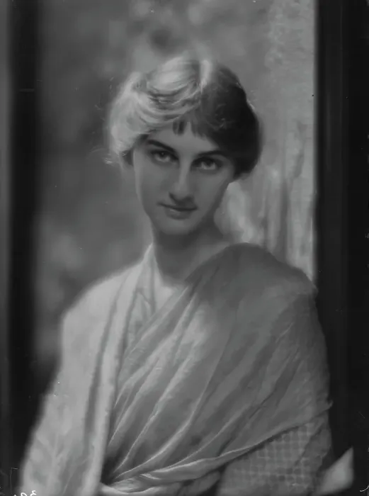 Framed Print : Bradshaw, Fanny, Miss, portrait photograph, 1913. Creator: Arnold Genthe Framed Print : Bradshaw, Fanny, Miss, portrait photograph, 1913. Creator: Arnold Genthe