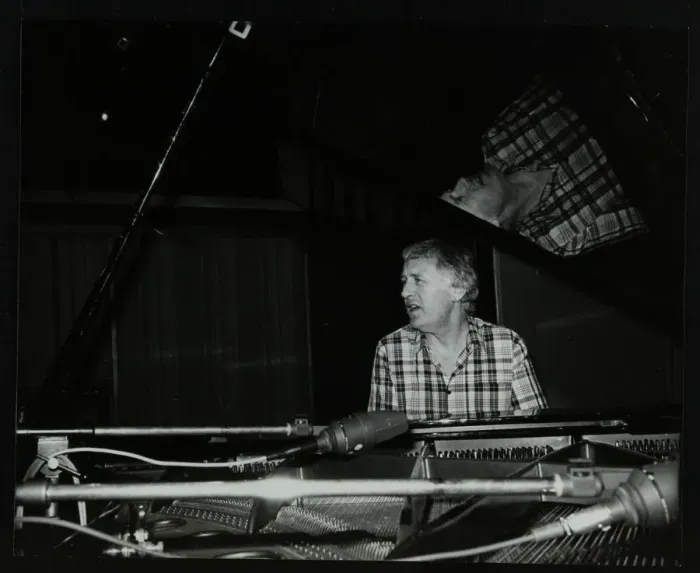 Framed Print : Brian Dee on the piano, Lansdowne Studios, Holland Park, London, 1989 Framed Print : Brian Dee on the piano, Lansdowne Studios, Holland Park, London, 1989