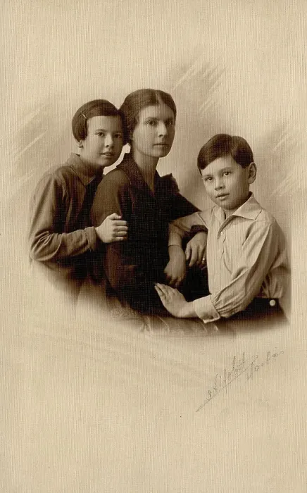 Framed Print : Briner (née Blagovidova) Vera Dmitrievna with her daughter Irina and nephew Julius (Yul... 1928. Creator: Unknown) Framed Print : Briner (née Blagovidova) Vera Dmitrievna with her daughter Irina and nephew Julius (Yul... 1928. Creator: Unknown)