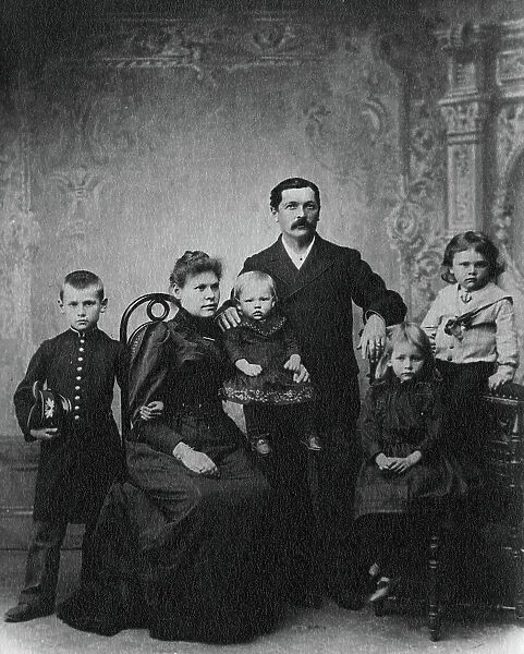 Briner Yuliy Ivanovich with his wife Natalya Iosifovna, sons Leonid, Felix, Boris and... 1892. Creator: Unknown