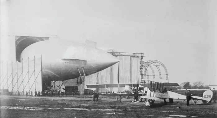 Framed Print : British airship PARSEVAL & army aeroplanes, between c1910 and c1915. Creator: Bain News Service Framed Print : British airship PARSEVAL & army aeroplanes, between c1910 and c1915. Creator: Bain News Service