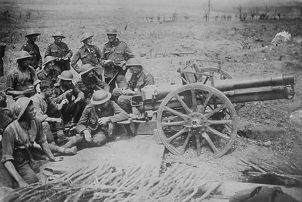 British & captured gun, 10 Jun 1917. Creator: Bain News Service. British & captured gun, 10 Jun 1917. Creator: Bain News Service