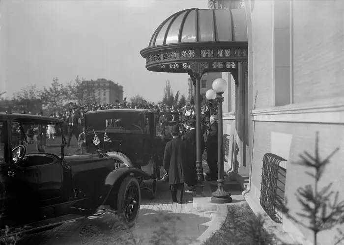 Framed Print : British Commission To U.S. - Arrival At Long Residence, 1917. Creator: Harris & Ewing. British Commission To U.S. - Arrival At Long Residence, 1917. Creator: Harris & Ewing Framed Print : British Commission To U.S. - Arrival At Long Residence, 1917. Creator: Harris & Ewing. British Commission To U.S. - Arrival At Long Residence, 1917. Creator: Harris & Ewing